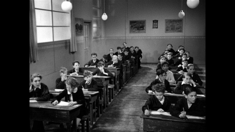 Screen capture from Sacha Guitry: Four Films 1936 - 1938