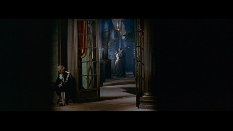 Screen capture from Lola Montès
