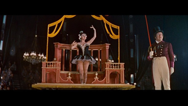 Screen capture from Lola Montès