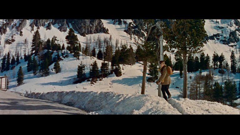 Screen capture from Lola Montès