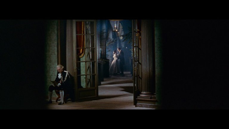 Screen capture from Lola Montès