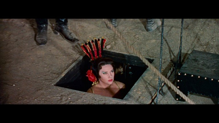 Screen capture from Lola Montès