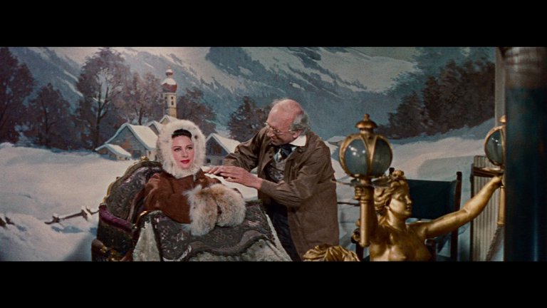 Screen capture from Lola Montès