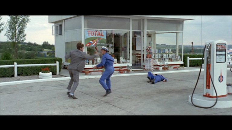 Screen capture from Pierrot le fou