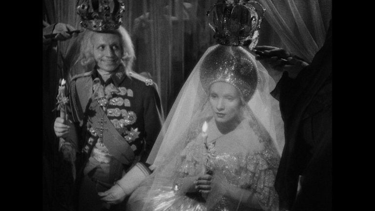 Screen capture from The Scarlet Empress