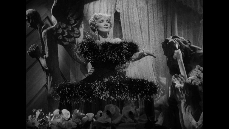 Screen capture from The Scarlet Empress