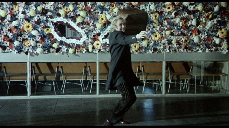 Screen capture from Spirits of the Dead