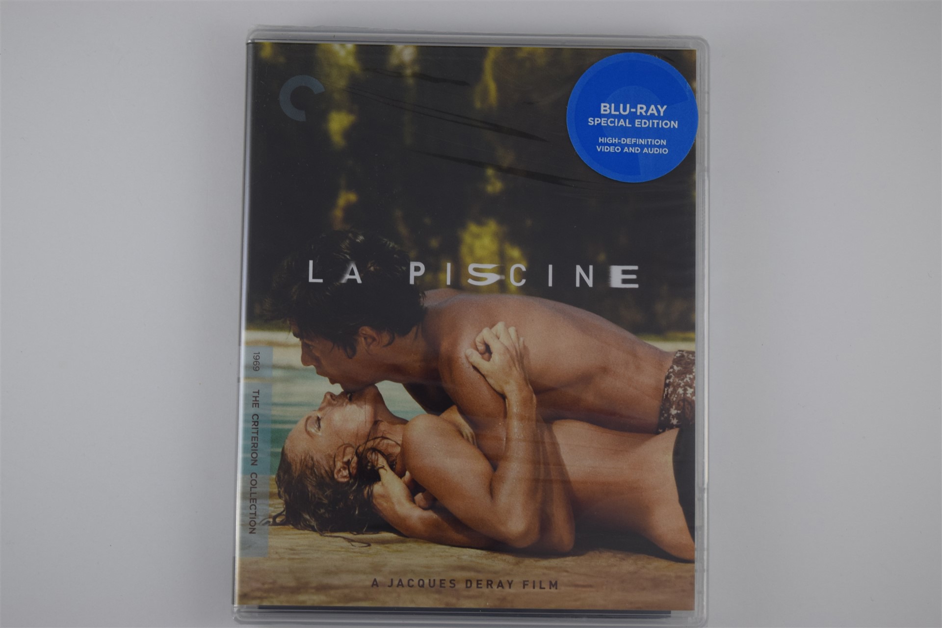 Screen capture from La piscine