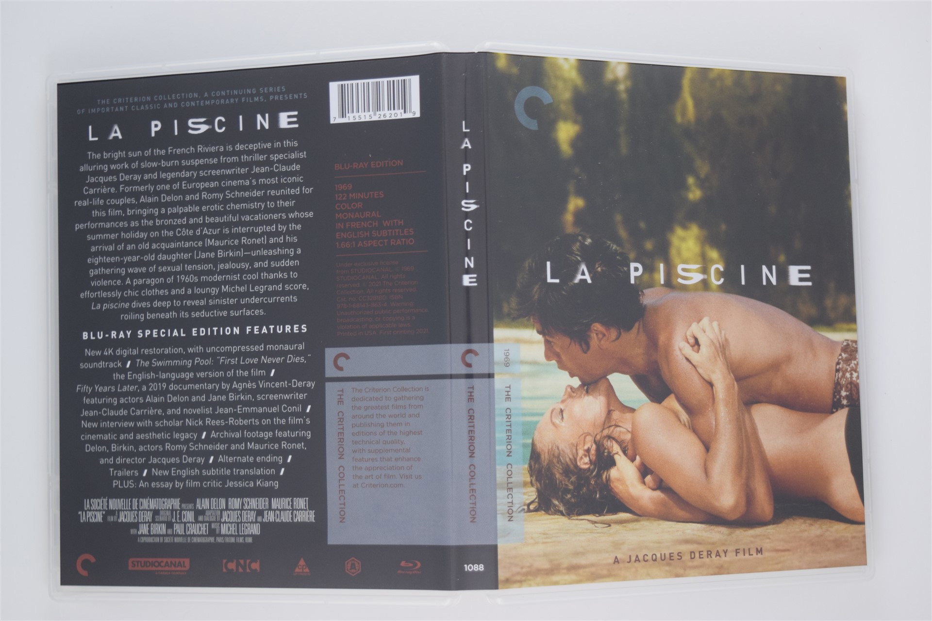 Screen capture from La piscine