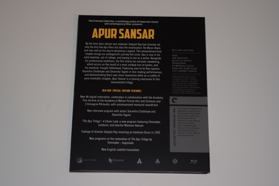 Screen capture from Apur Sansar